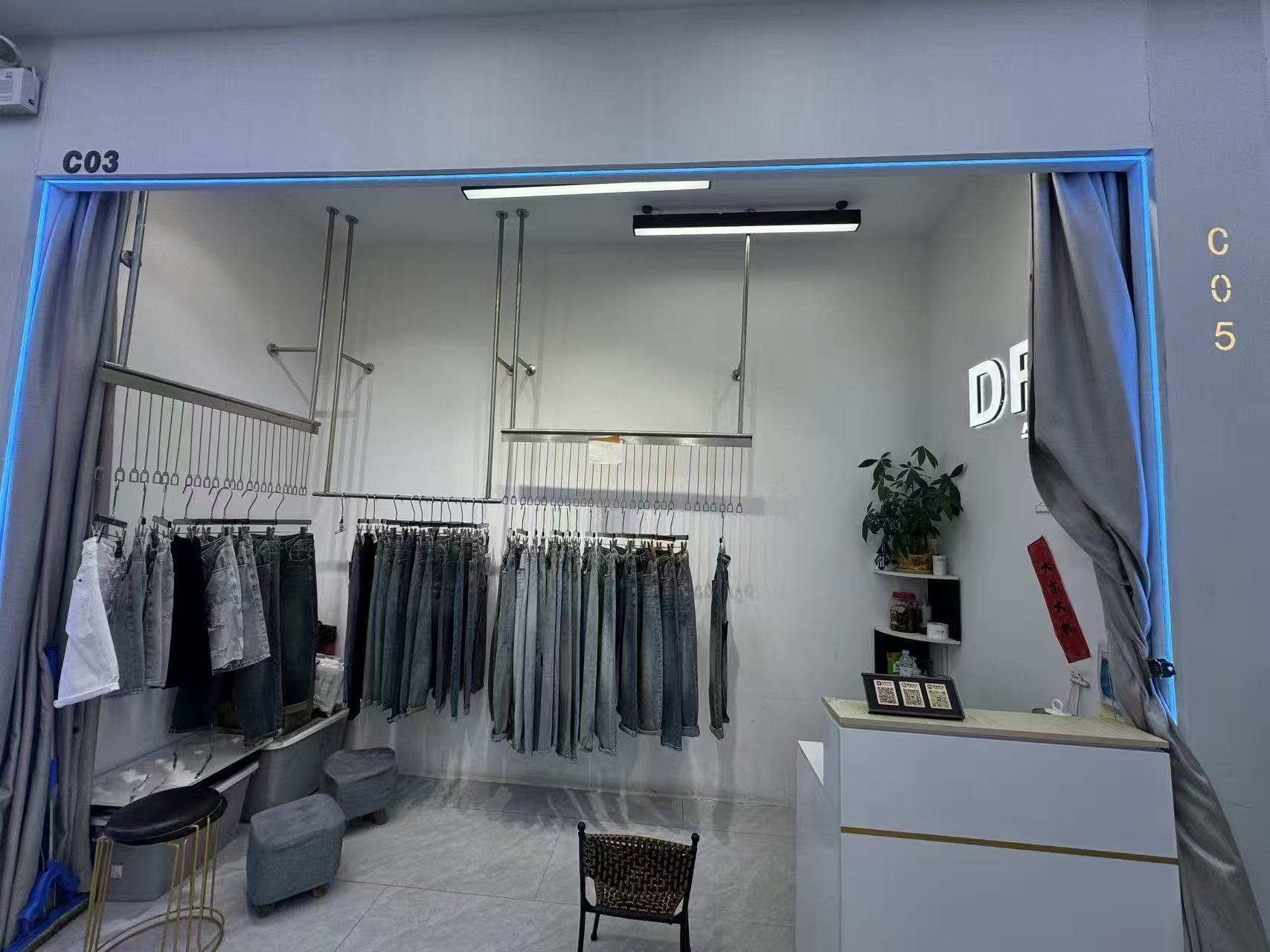 A萱萱  DR.牛仔裤👖（尽量打字）
