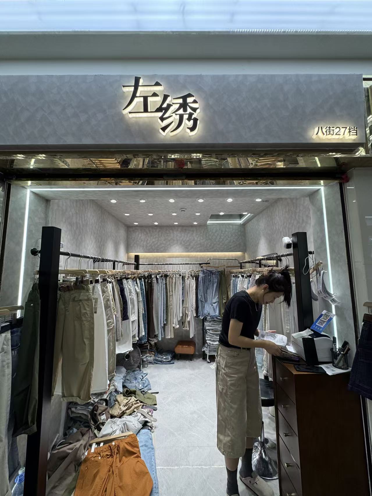 左绣牛仔8街27档15876555576