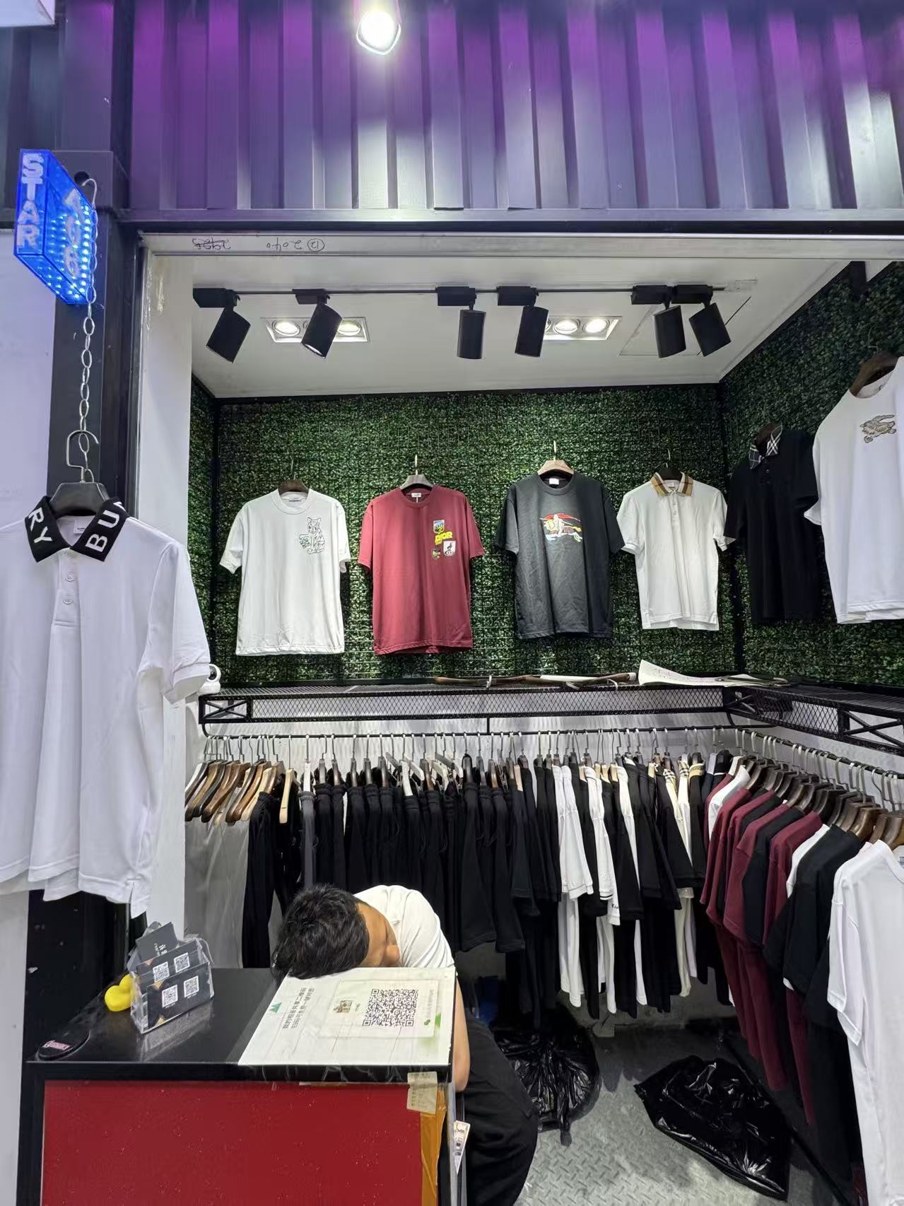 喜潮服饰(现结退现)加微发财